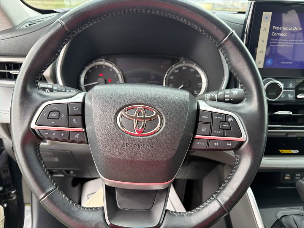 Used 2023 Toyota Highlander XLE FWD image 31