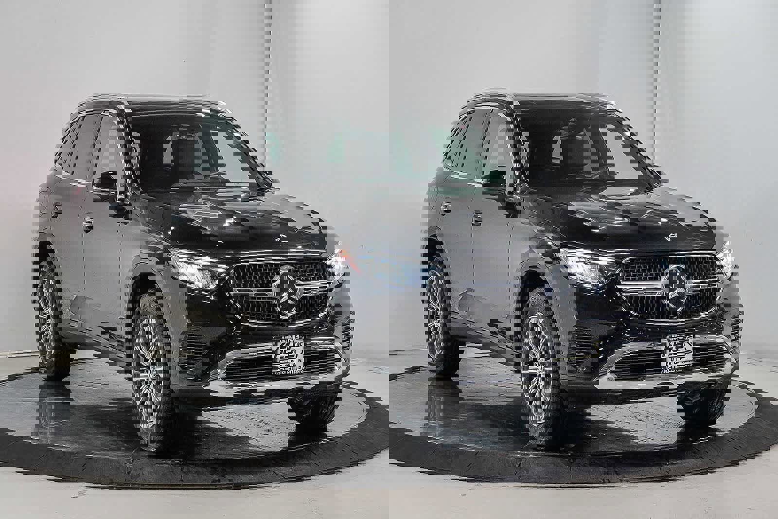 Used 2025 Mercedes-Benz GLC 300 4MATIC image 3