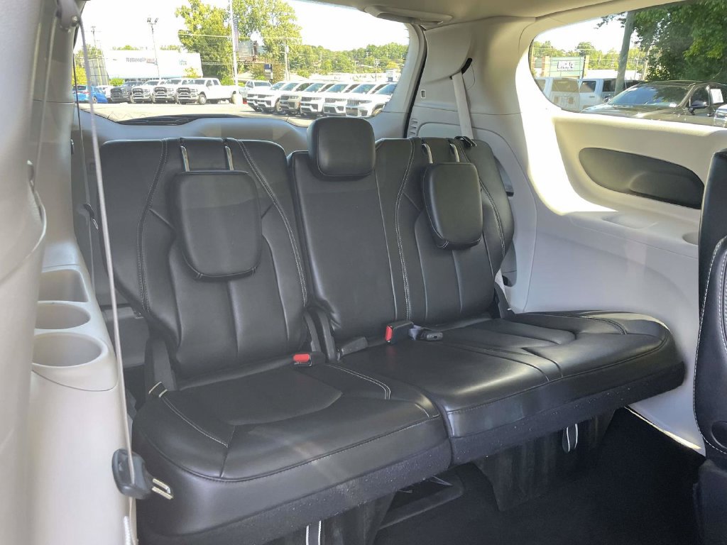 Certified 2023 Chrysler Pacifica Touring-L FWD image 18
