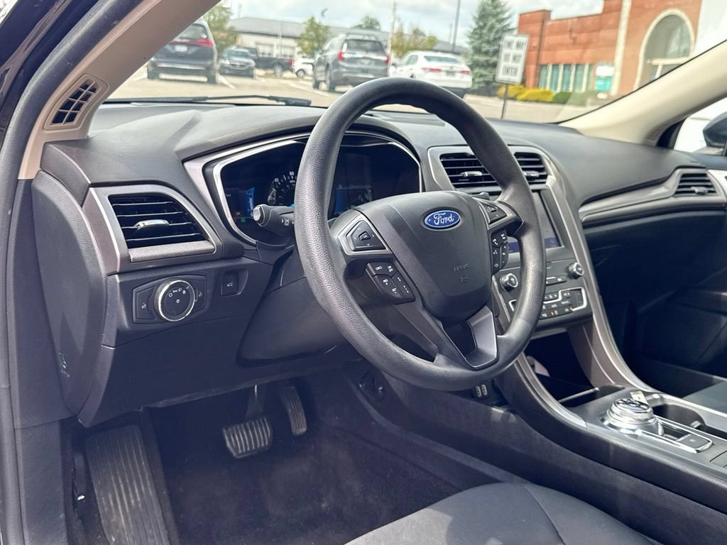 Used 2020 Ford Fusion SE FWD image 14