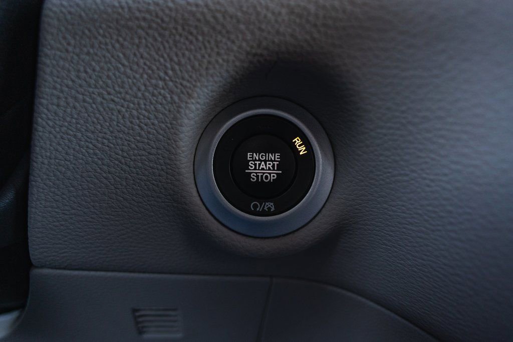 Used 2024 Chrysler Pacifica Select image 17