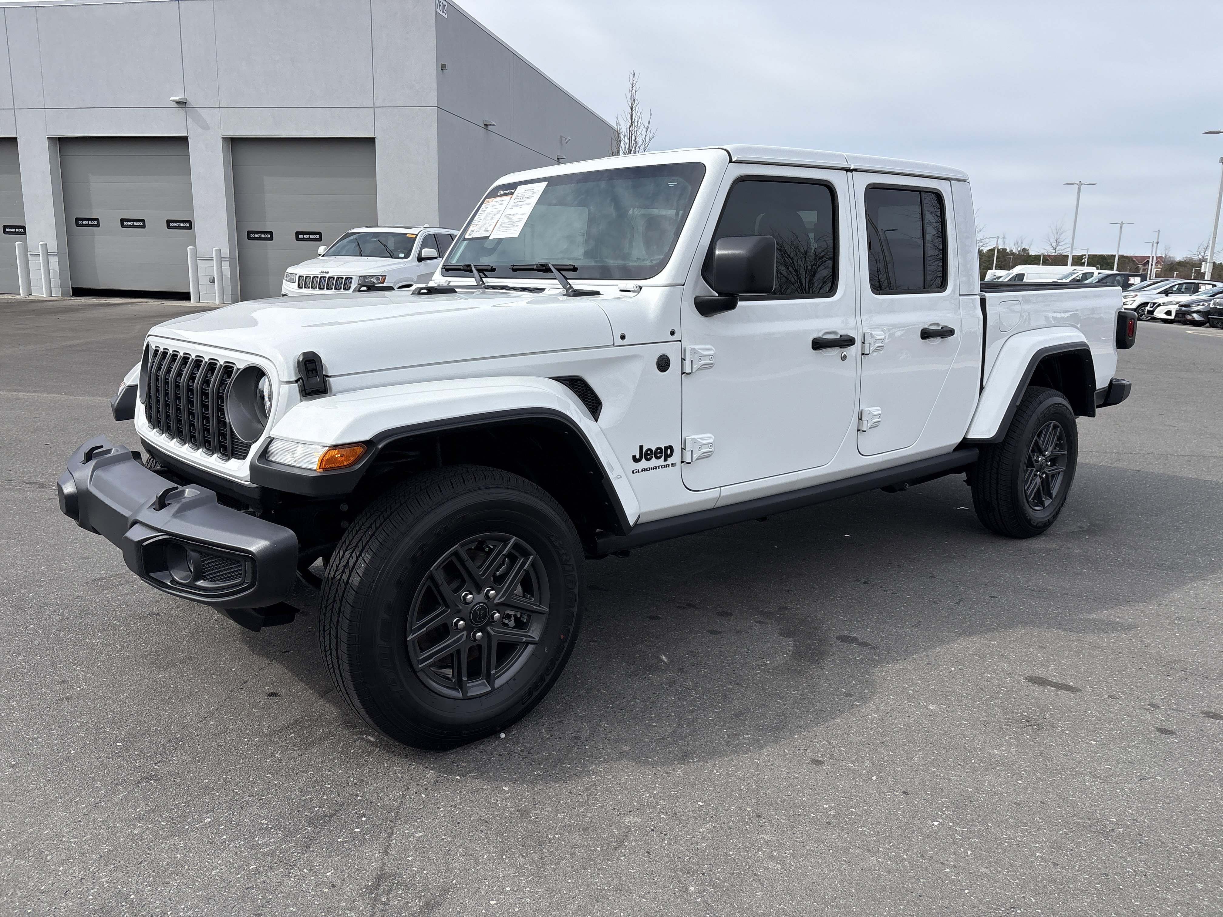 Certified 2025 Jeep Gladiator Nighthawk image 6