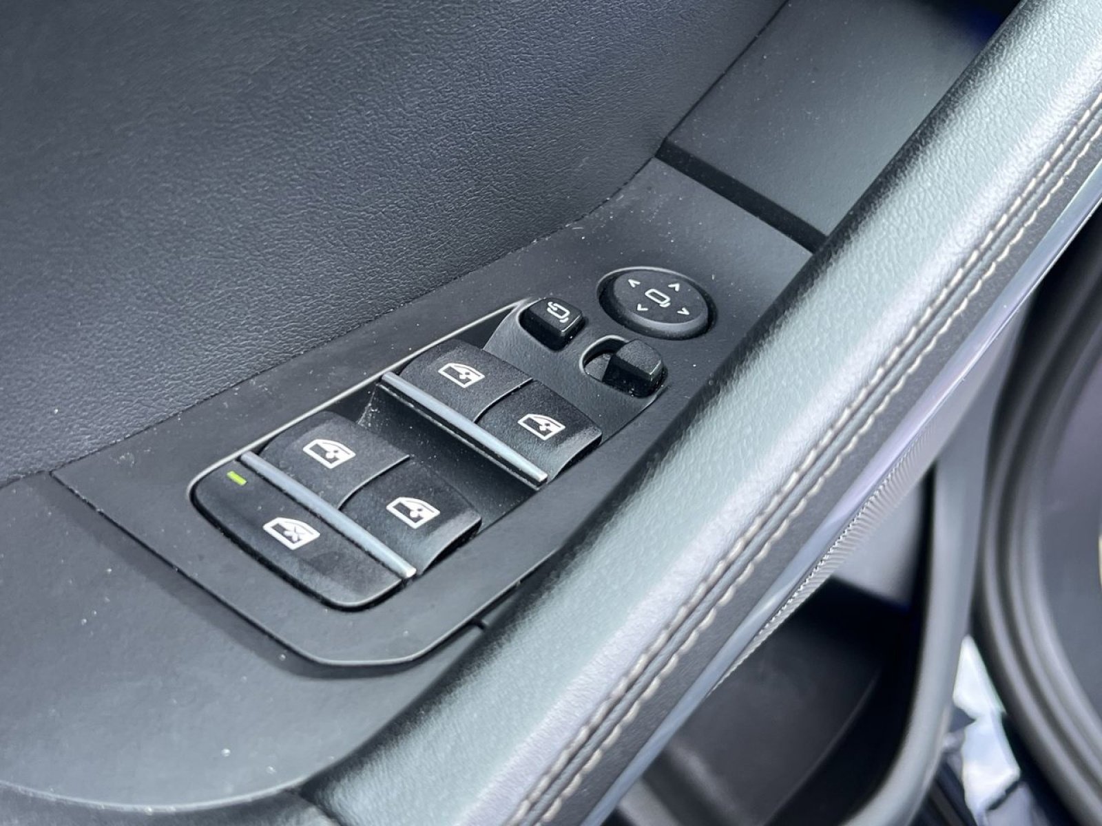 Used 2024 BMW X6 xDrive40i w/ Premium Package image 12