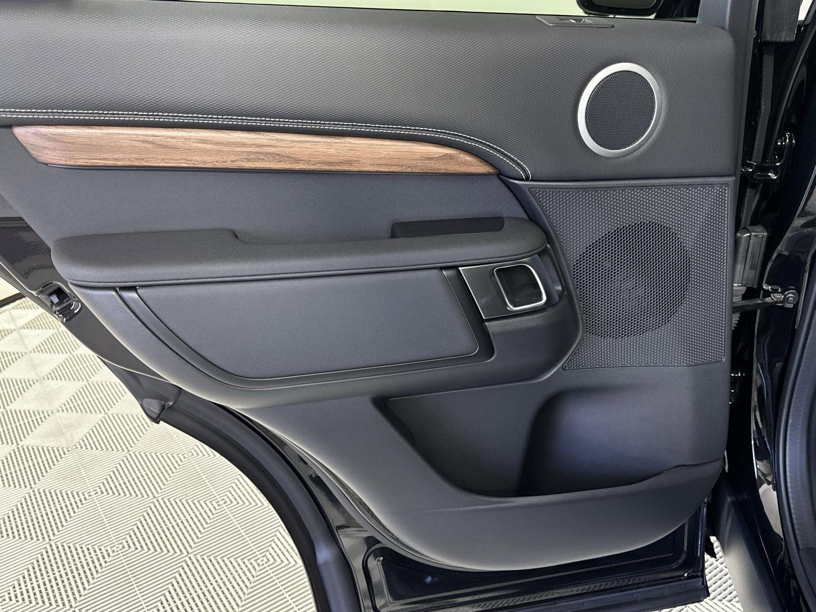 Certified 2025 Land Rover Discovery Dynamic SE image 28