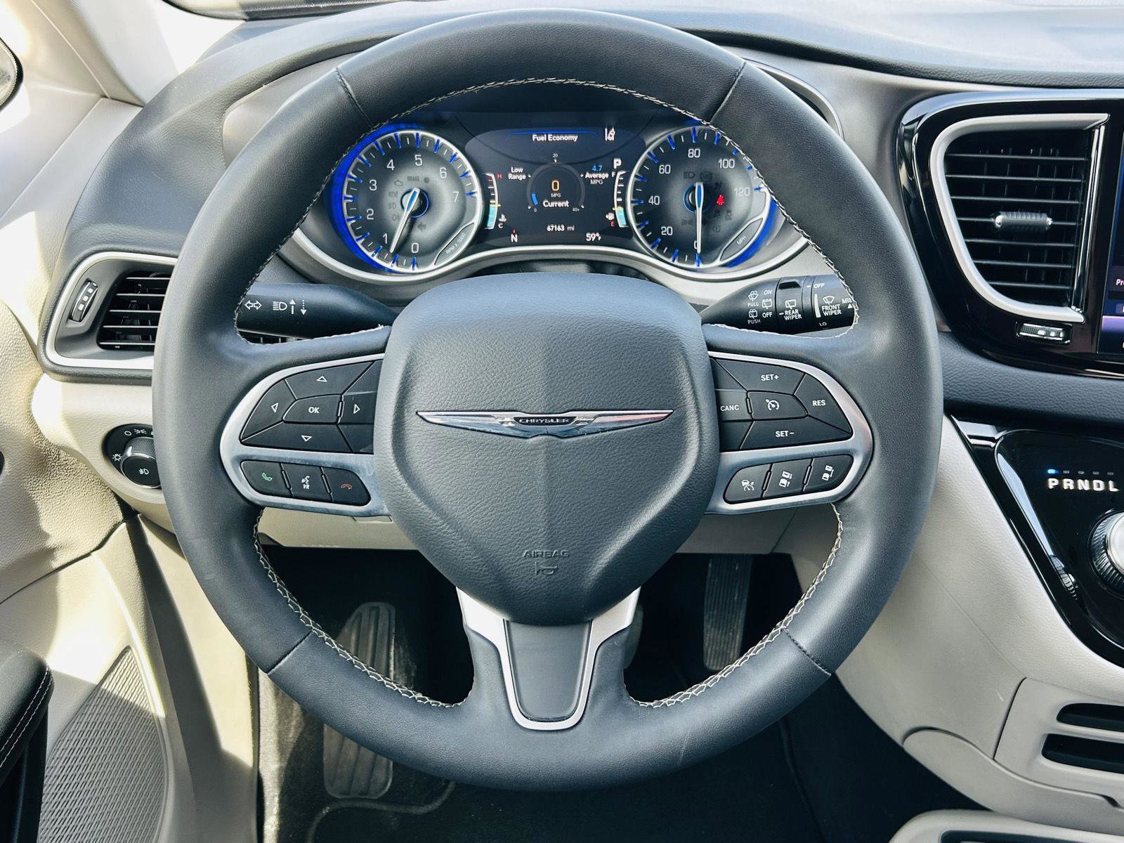 Used 2023 Chrysler Pacifica Touring-L image 16