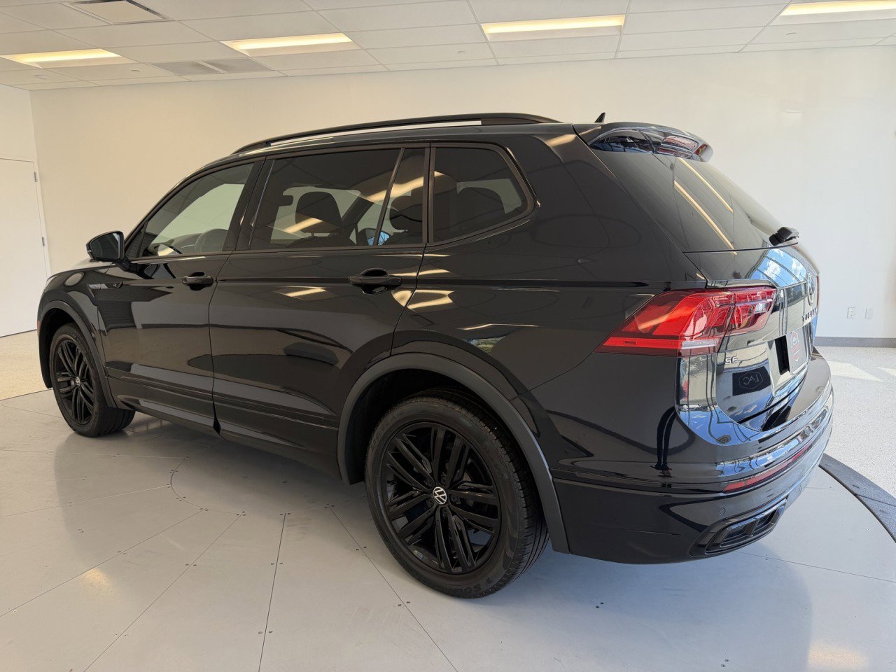 Used 2022 Volkswagen Tiguan SE R-Line AWD/4WD image 5