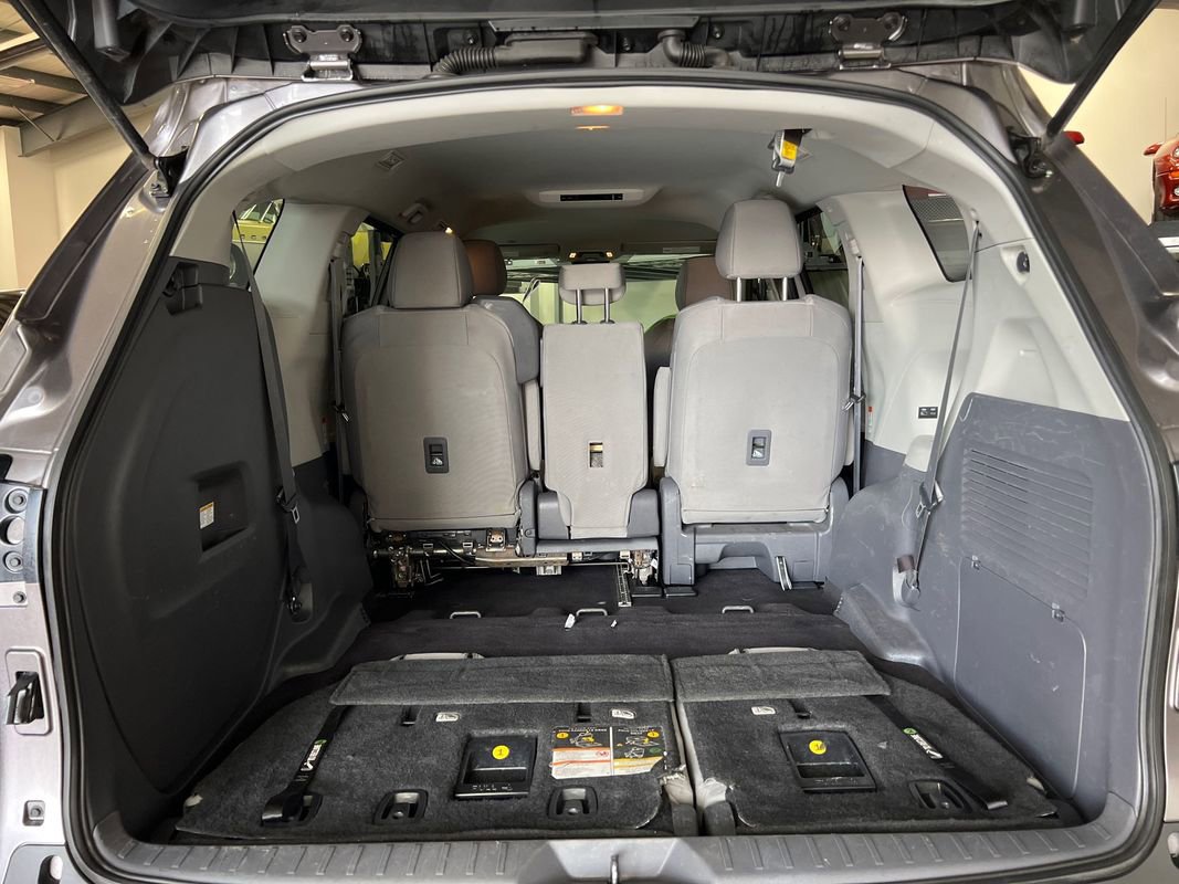 Used 2021 Toyota Sienna LE image 48