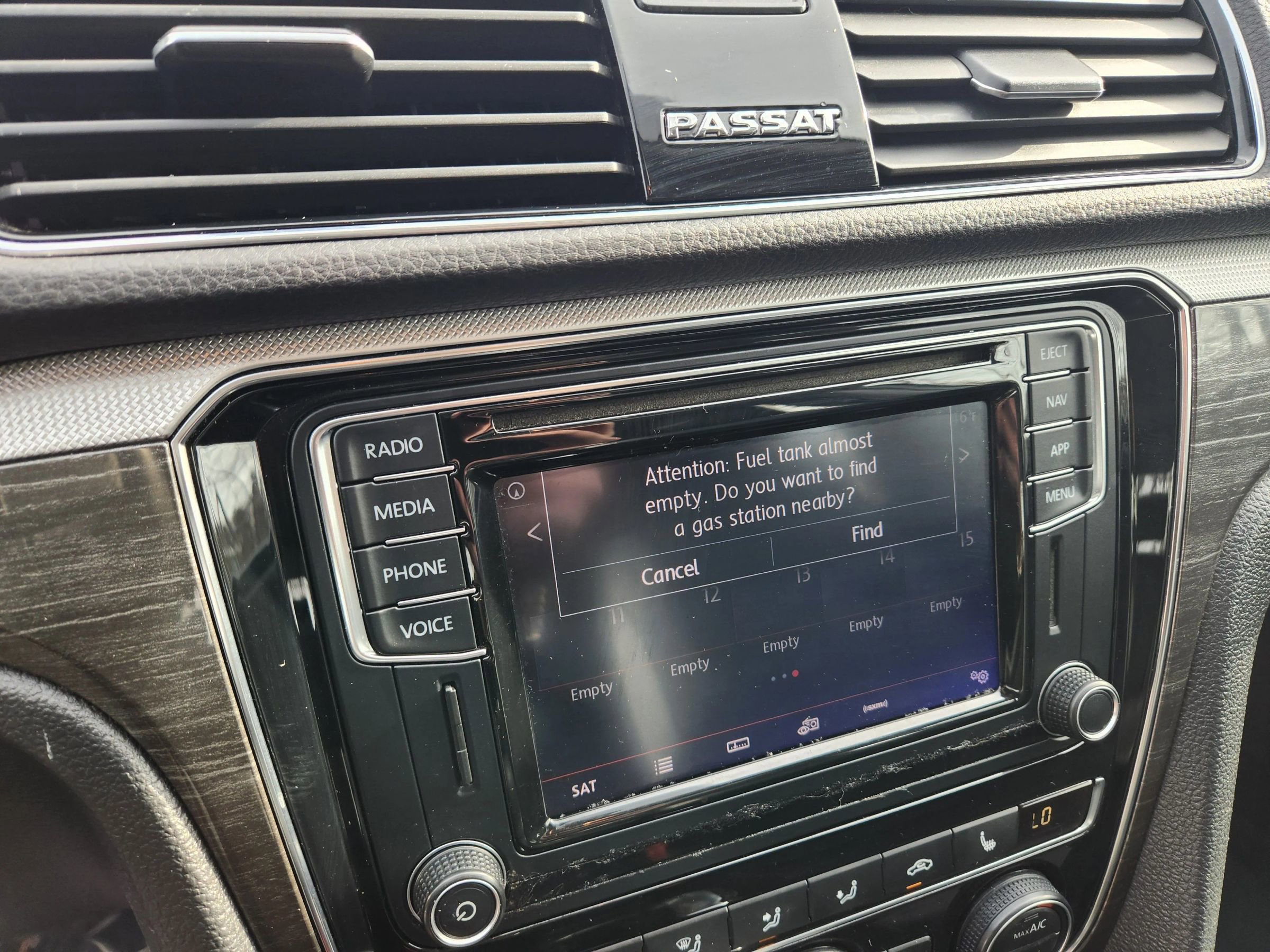 Used 2018 Volkswagen Passat 2.0T SE image 28