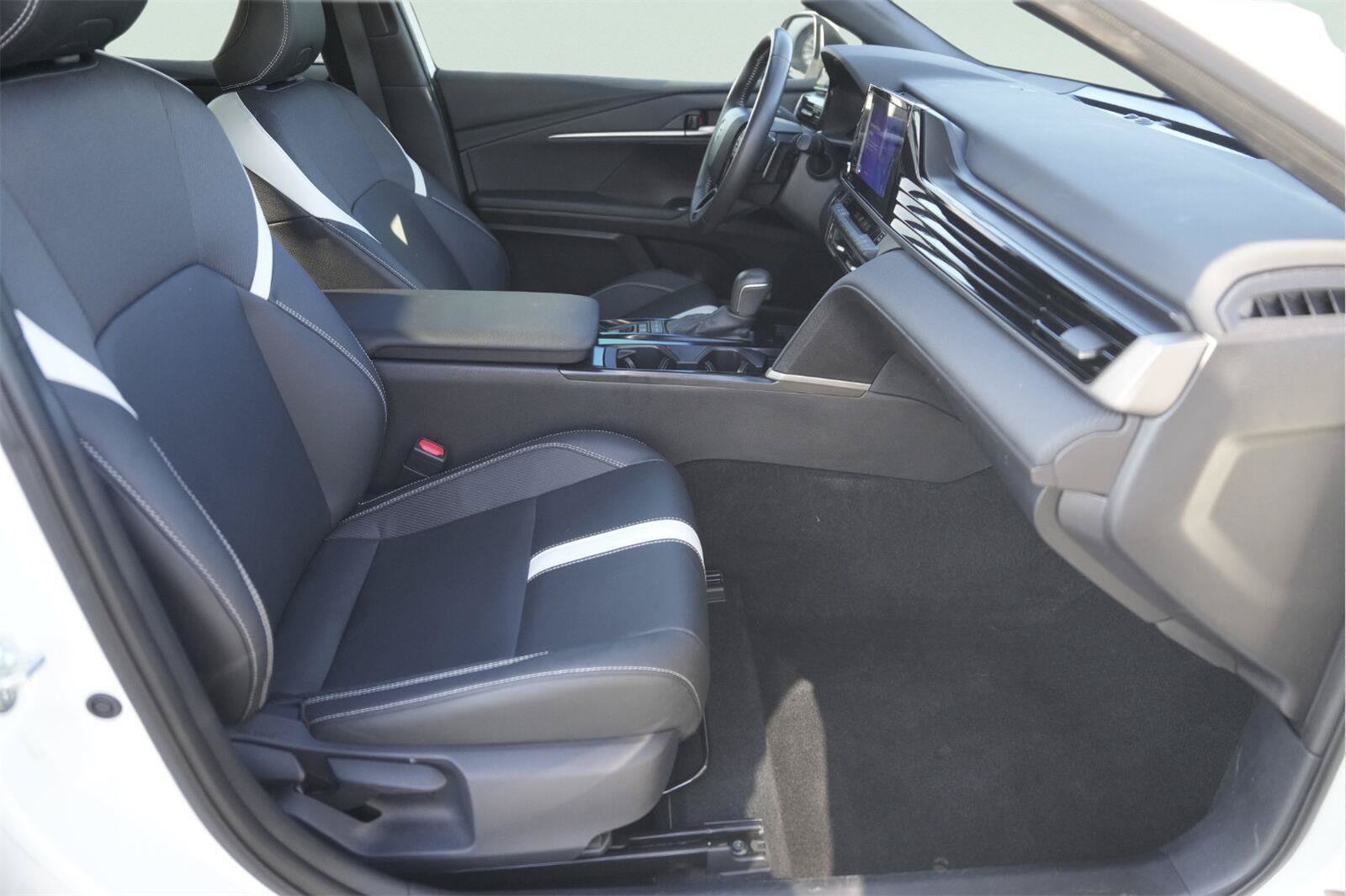 Used 2025 Toyota Camry SE w/ Convenience Package FWD image 18