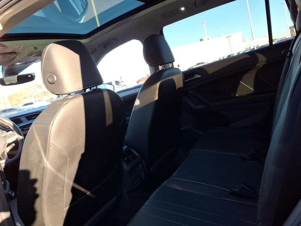 Used 2022 Volkswagen Tiguan SE w/ Panoramic Sunroof Package image 26