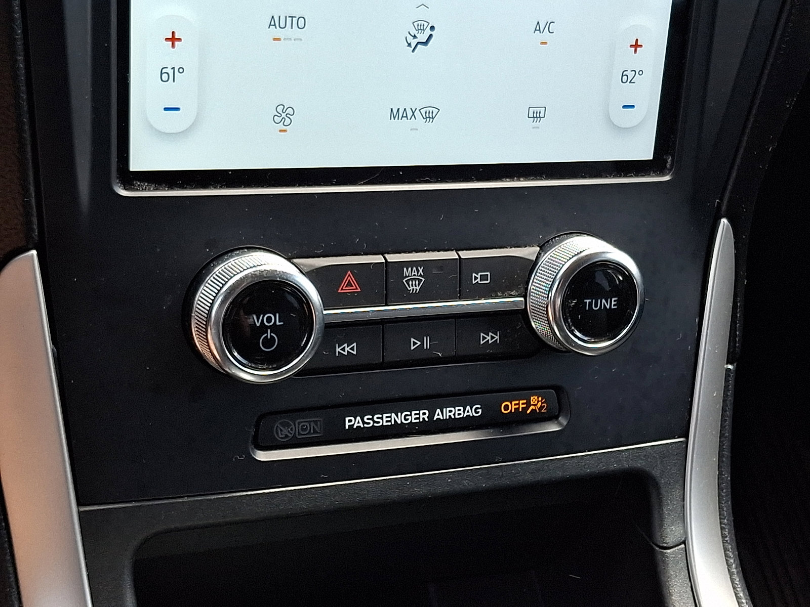 Used 2024 Ford Edge SE w/ Black Appearance Package image 15