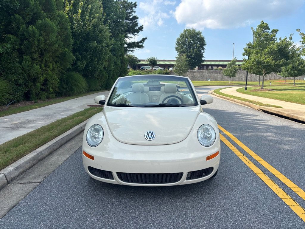 Used 2006 Volkswagen Beetle Convertible w/ Package 1 FWD image 2