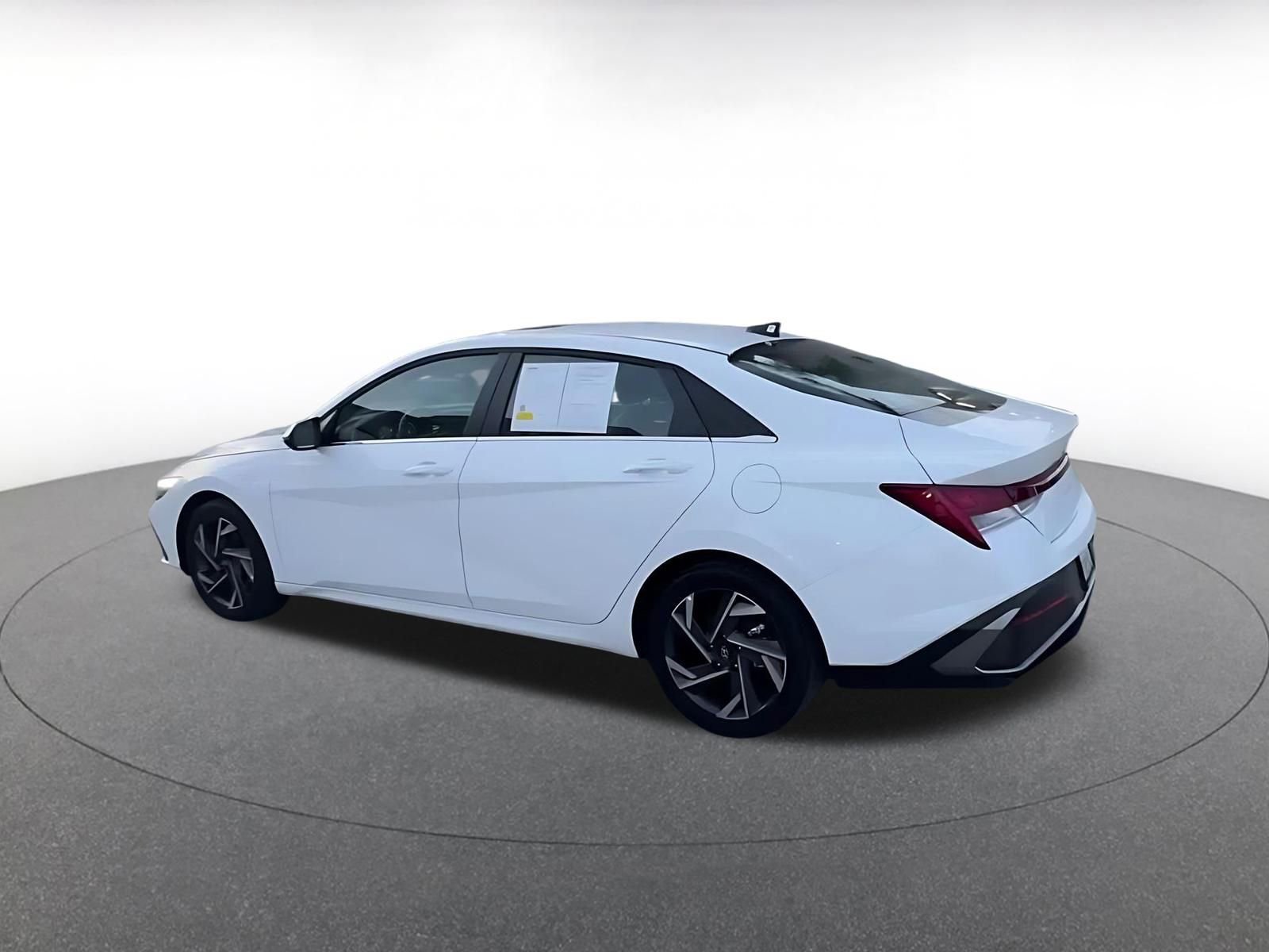 Used 2025 Hyundai Elantra Limited image 10