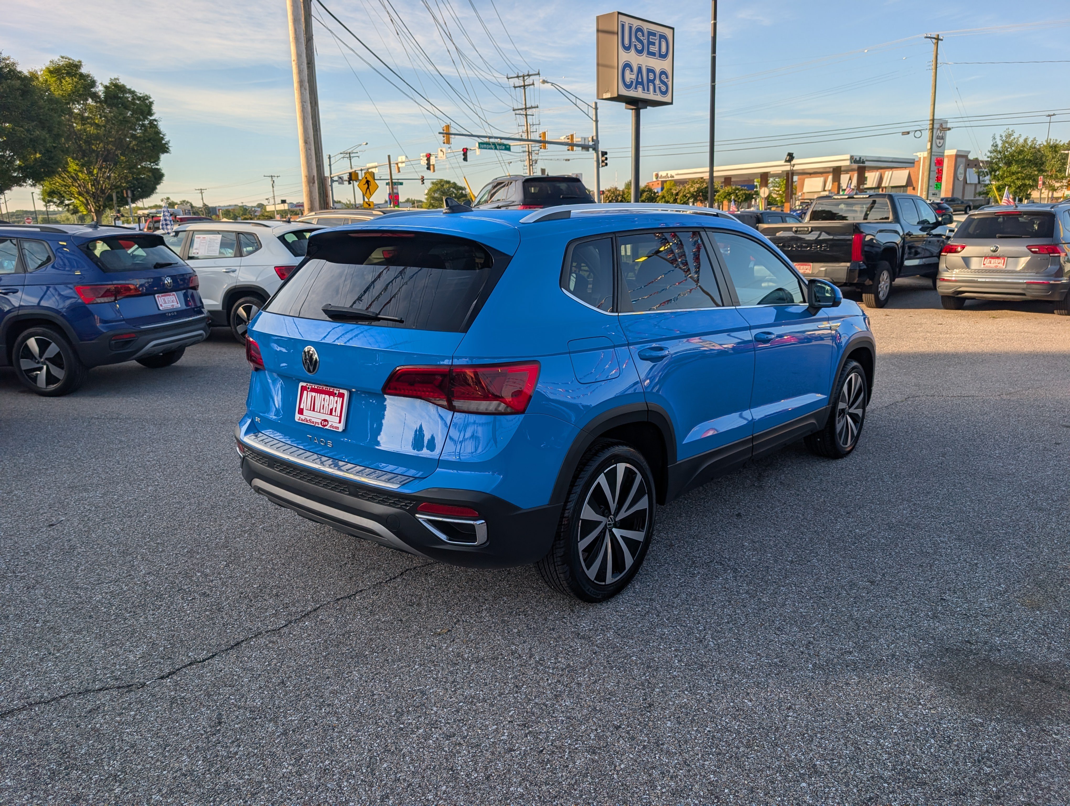 Used 2022 Volkswagen Taos SE w/ Panoramic Sunroof Package FWD image 3