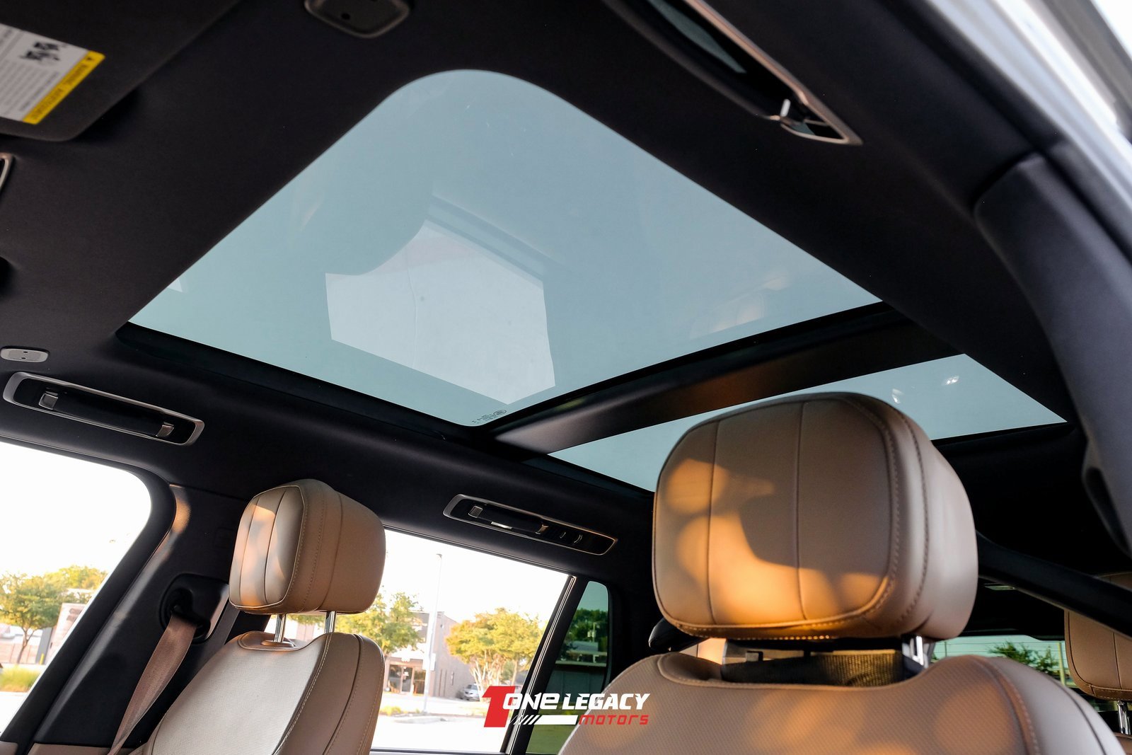 Used 2023 Land Rover Range Rover Long Wheelbase SE image 4