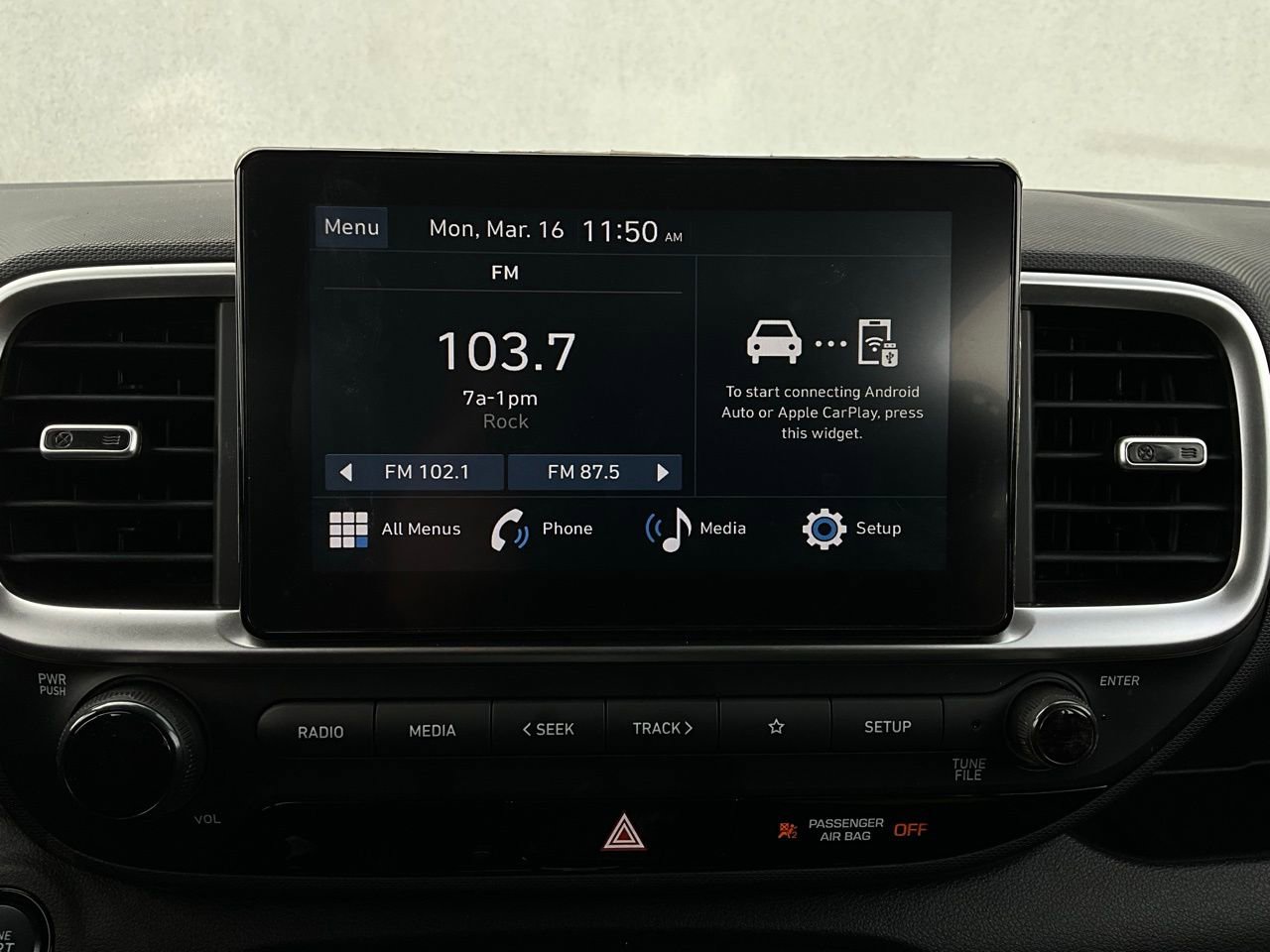 Used 2025 Hyundai Venue SEL image 29