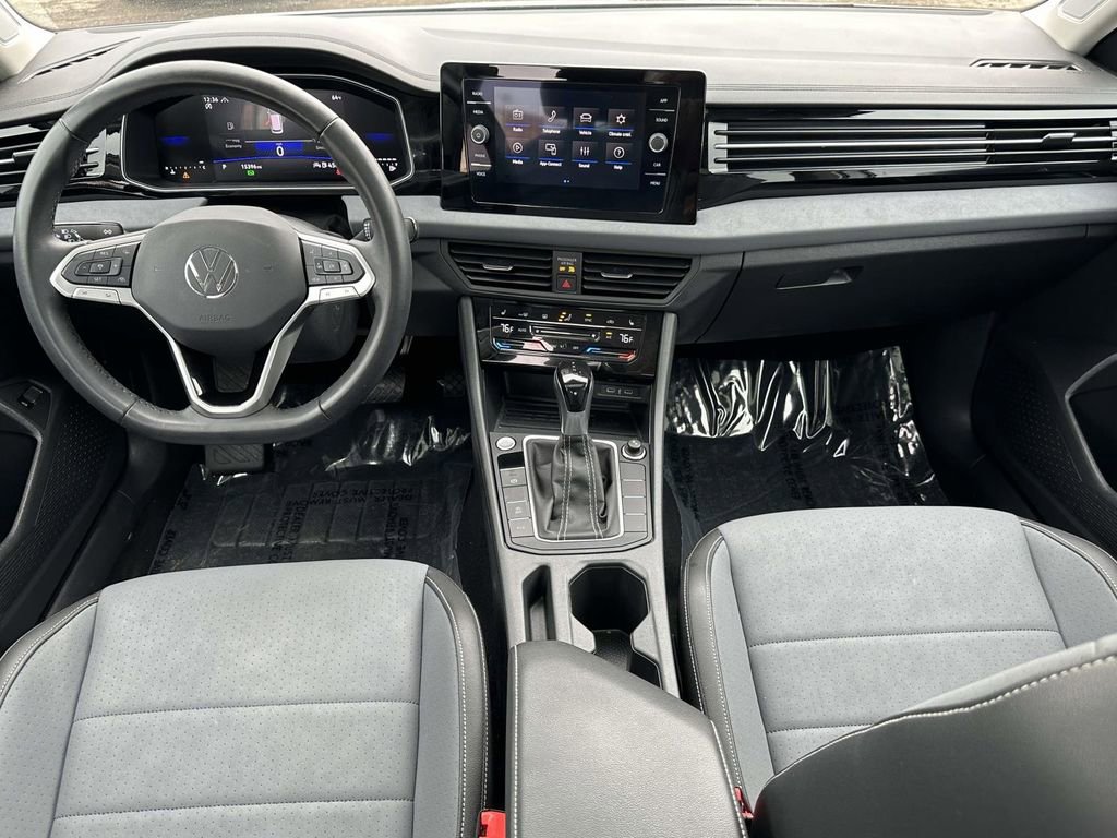 Certified 2025 Volkswagen Jetta SE w/ Sunroof Package image 14