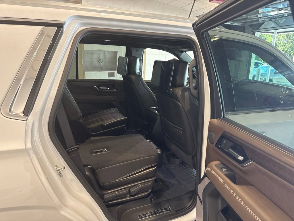 New 2026 GMC Yukon Denali Ultimate w/ LPO, Floor Liner Package AWD/4WD image 16
