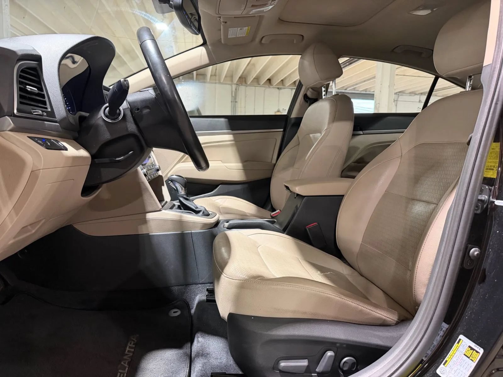 Used 2017 Hyundai Elantra Limited w/ Limited Tech Package 04 FWD image 9