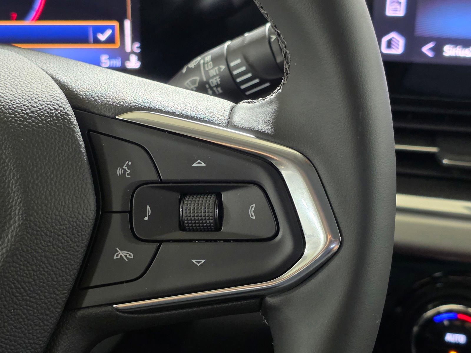 New 2026 Chevrolet Trax LT w/ Driver Confidence Package FWD image 32