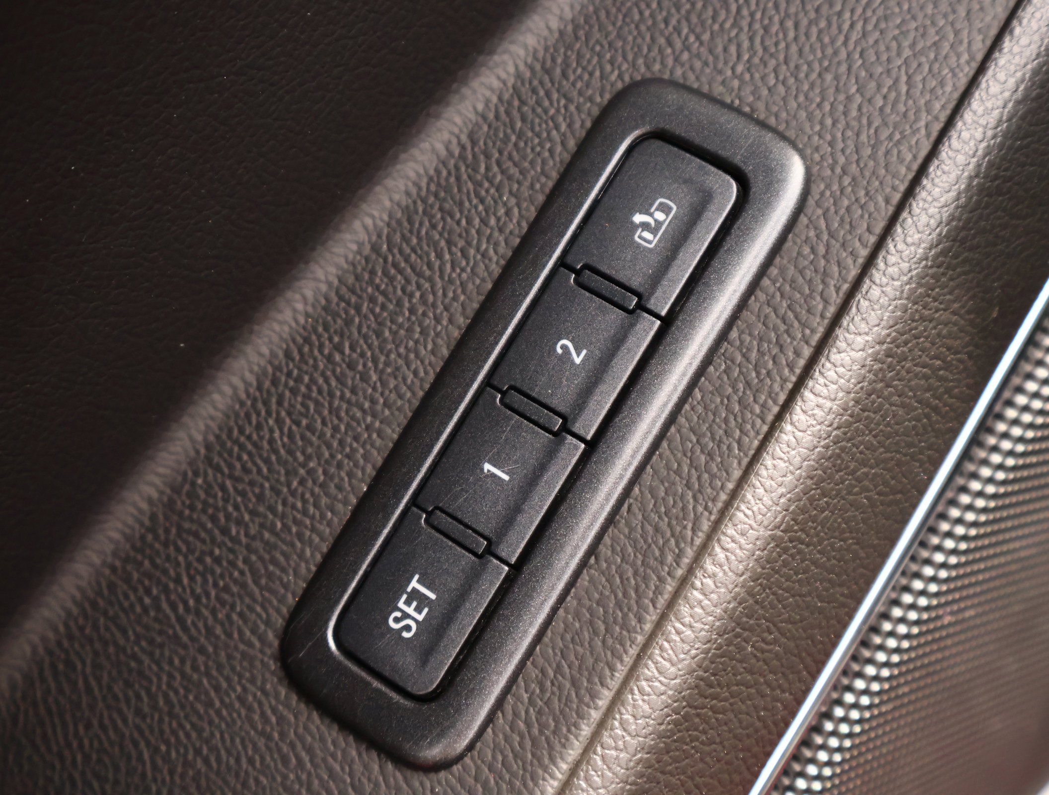 Used 2015 Chevrolet Suburban LT RWD image 8