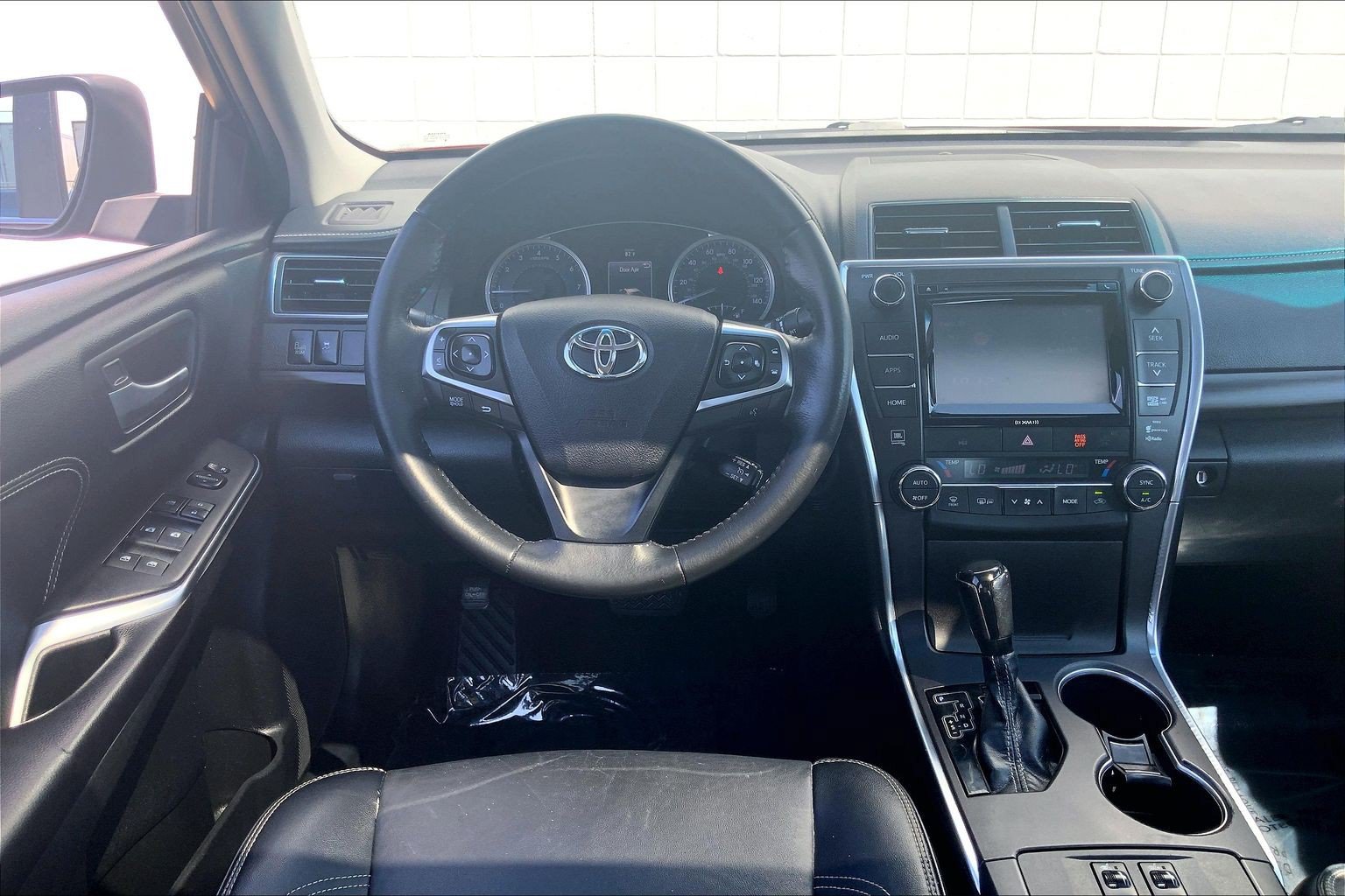 Used 2017 Toyota Camry XLE w/ Moonroof Package FWD image 6