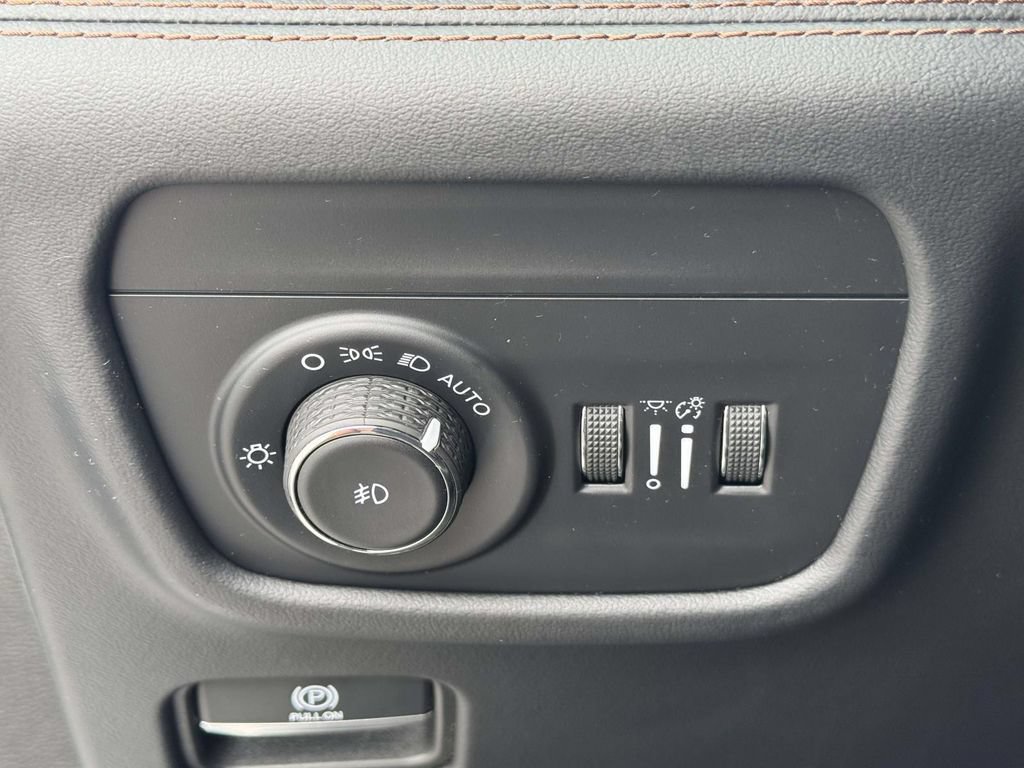 Used 2022 Jeep Grand Cherokee Summit AWD/4WD image 29