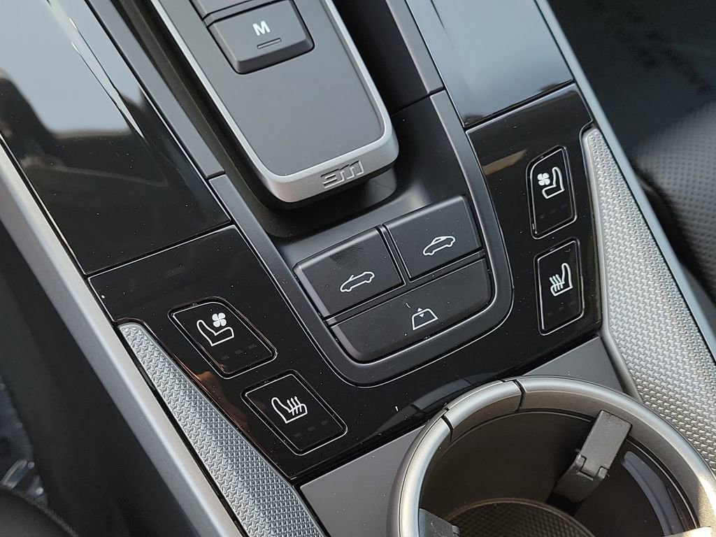 Certified 2025 Porsche 911 Carrera RWD image 35