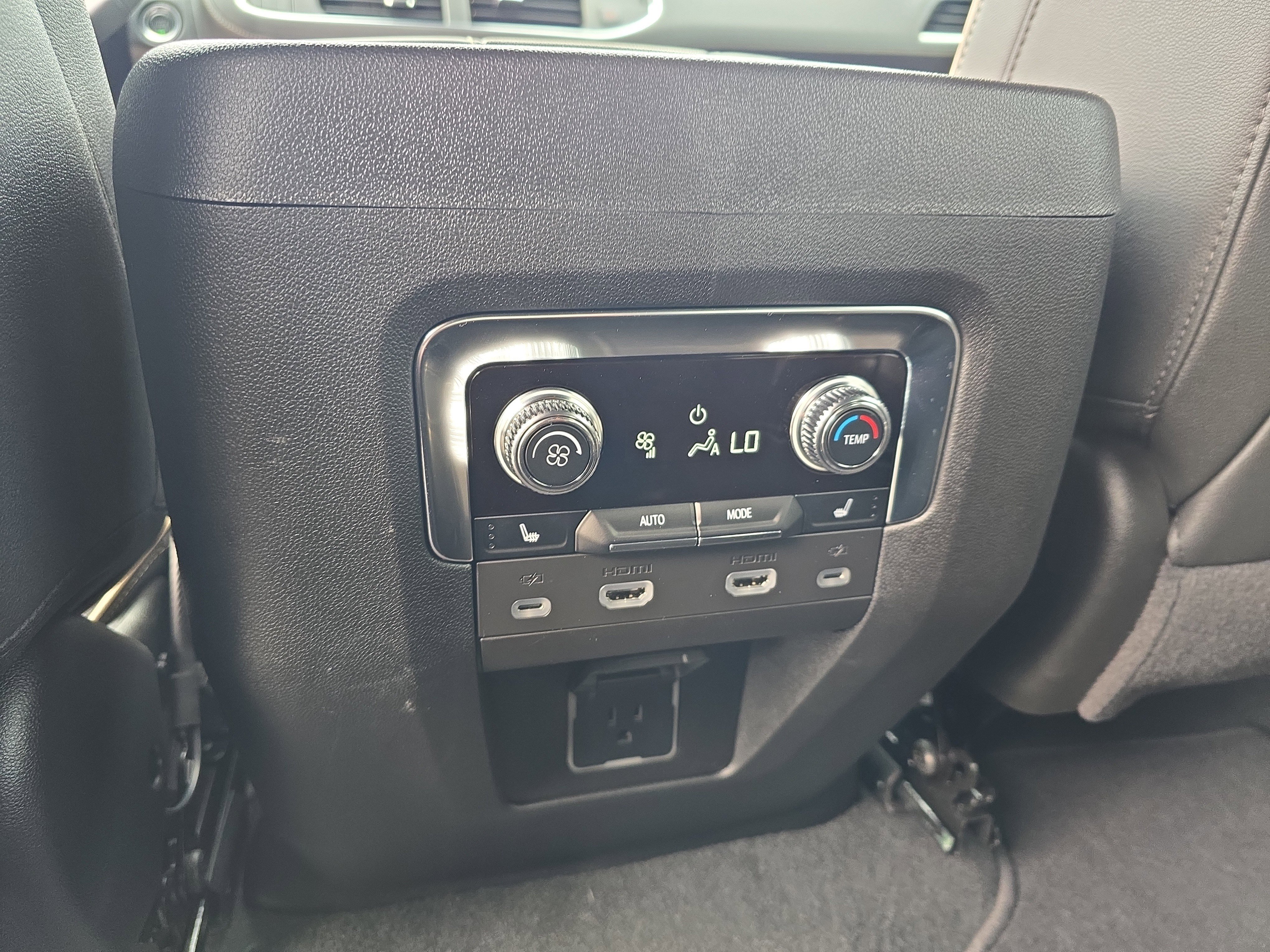 Used 2024 GMC Yukon SLT w/ SLT Luxury Package image 20