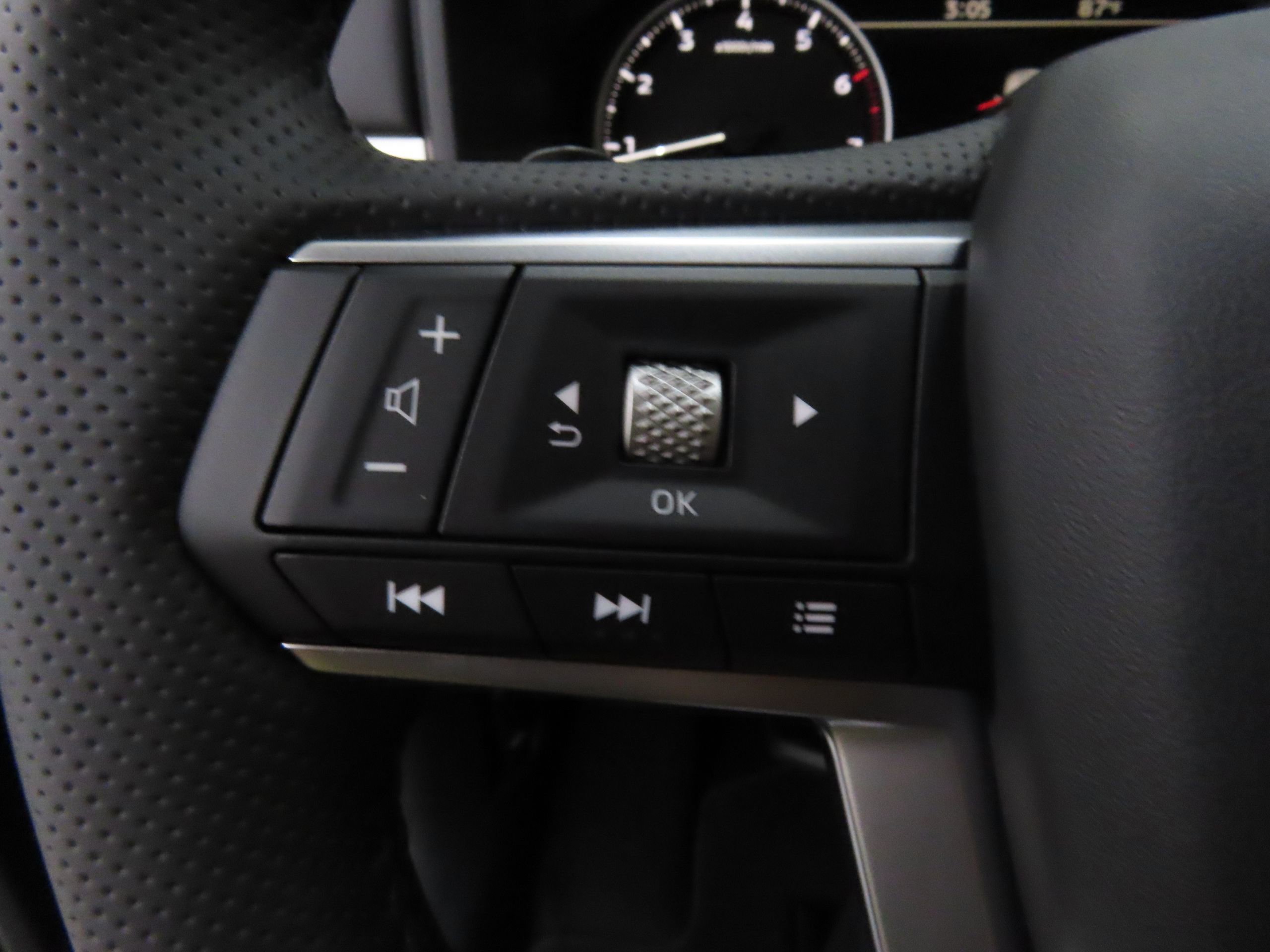 New 2025 Mitsubishi Outlander SE image 12