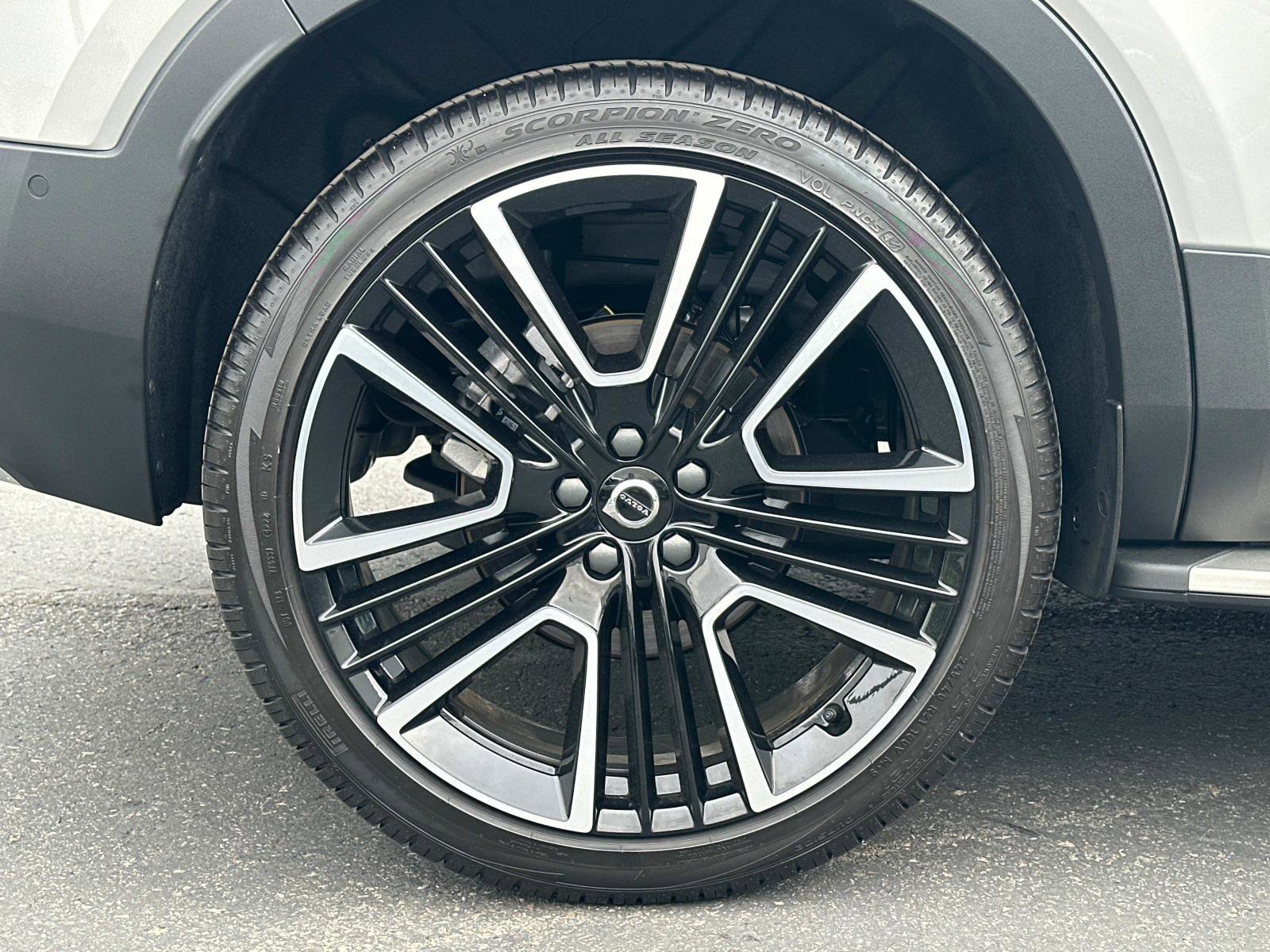 Certified 2024 Volvo XC40 B5 Ultimate w/ Climate Package image 27