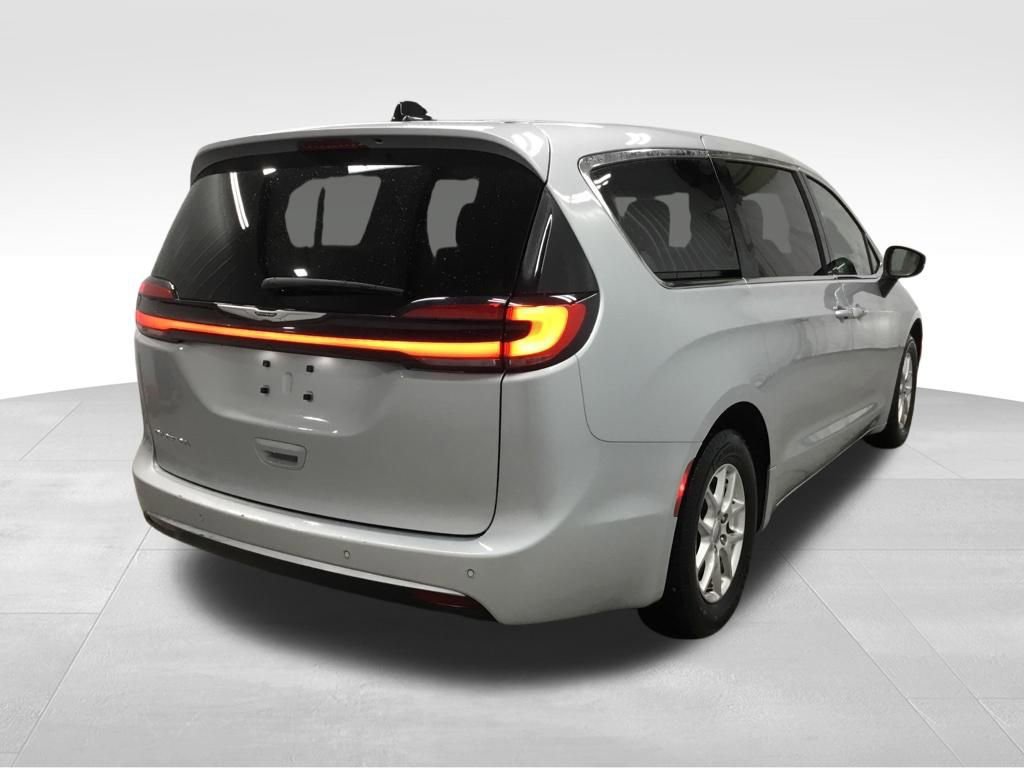 Used 2023 Chrysler Pacifica Touring-L image 14