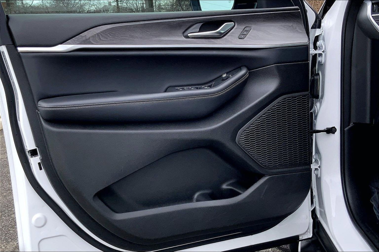 Used 2025 Jeep Grand Cherokee Limited w/ Black Appearance Package image 21