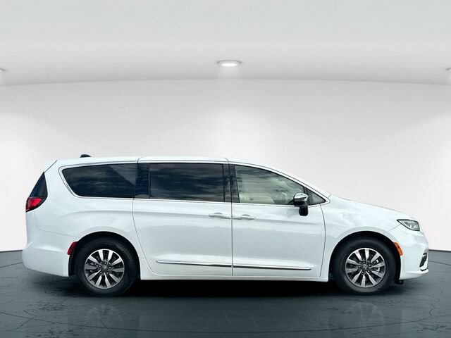 Used 2023 Chrysler Pacifica Limited FWD image 7