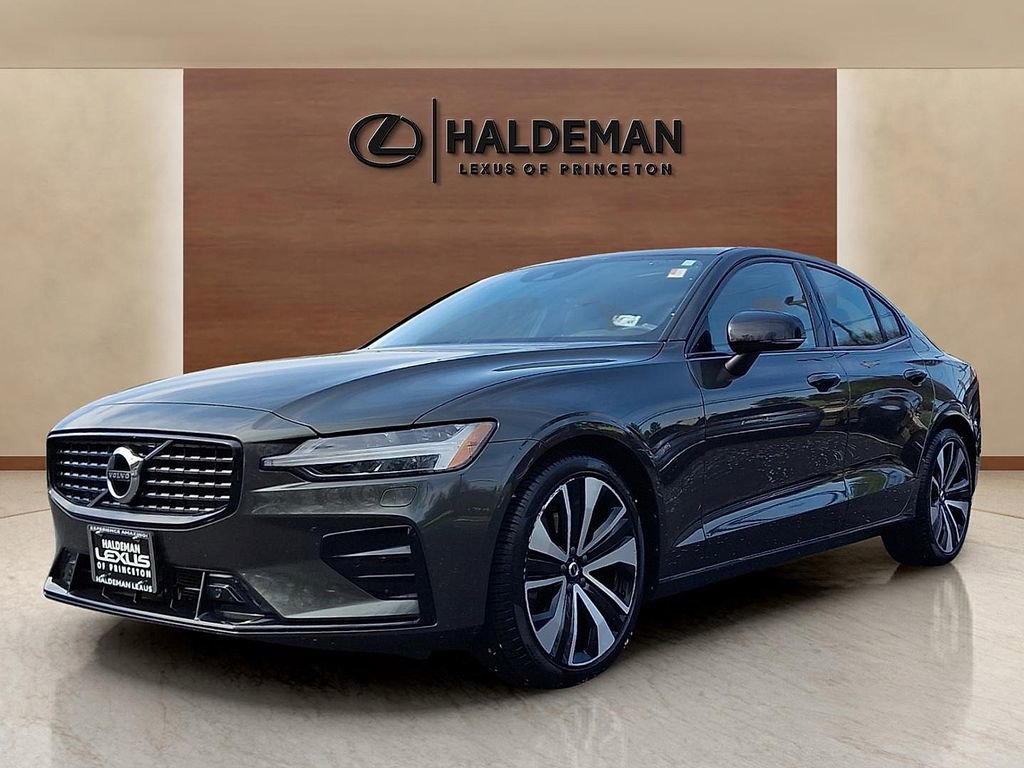 Used 2022 Volvo S60 B5 Momentum w/ Climate Package image 3