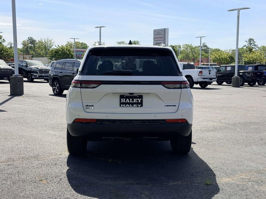 Used 2023 Jeep Grand Cherokee Limited w/ Black Appearance Package AWD/4WD image 21