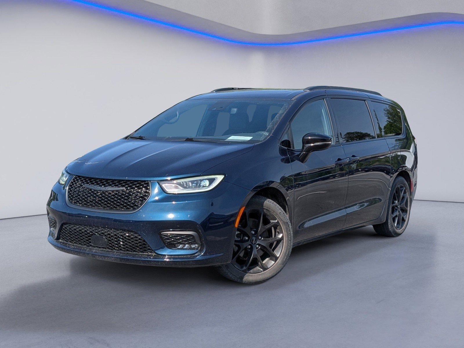 Used 2024 Chrysler Pacifica Touring-L w/ S Appearance Package FWD image 2