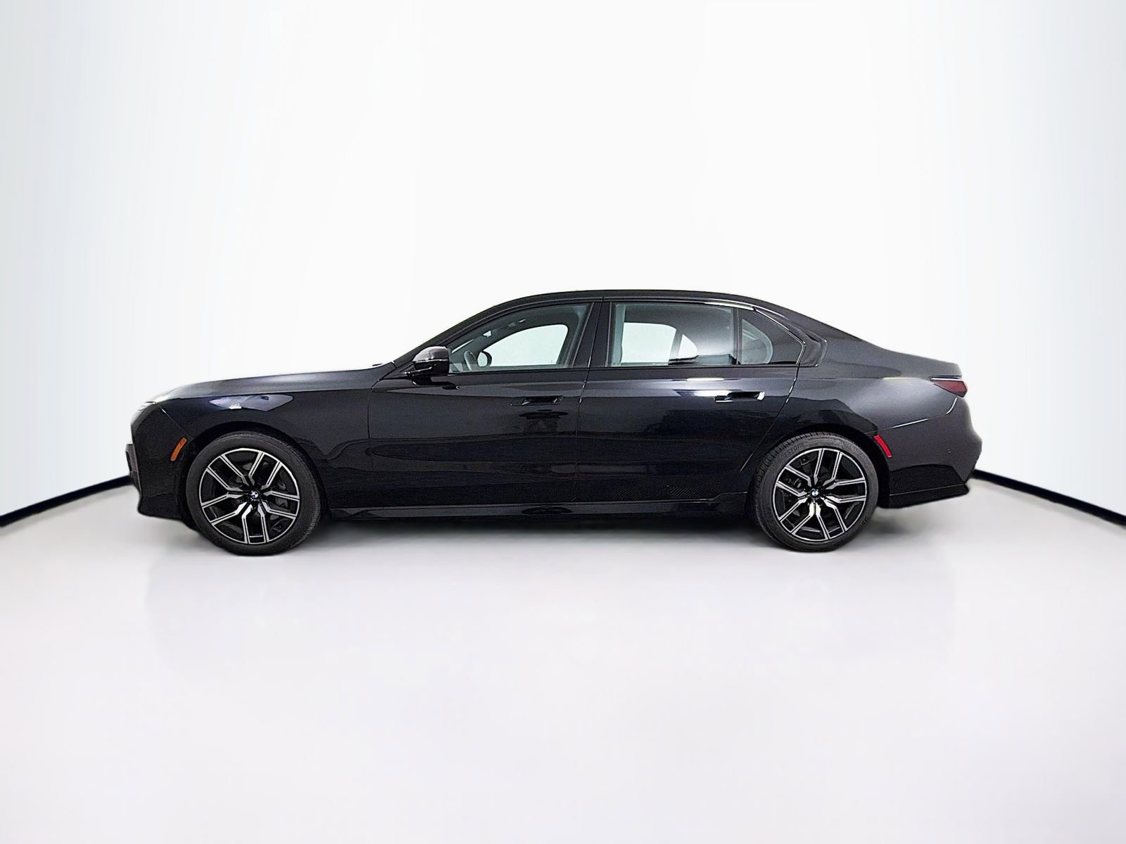 Used 2025 BMW 740i xDrive image 4