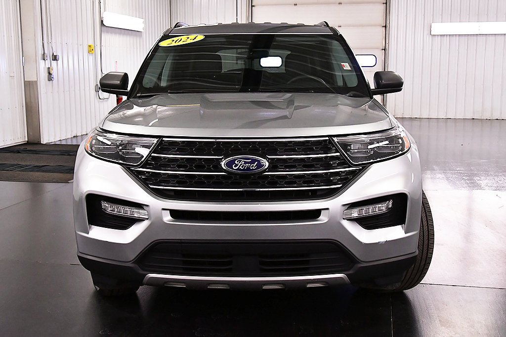 Used 2024 Ford Explorer XLT w/ Equipment Group 202A image 2