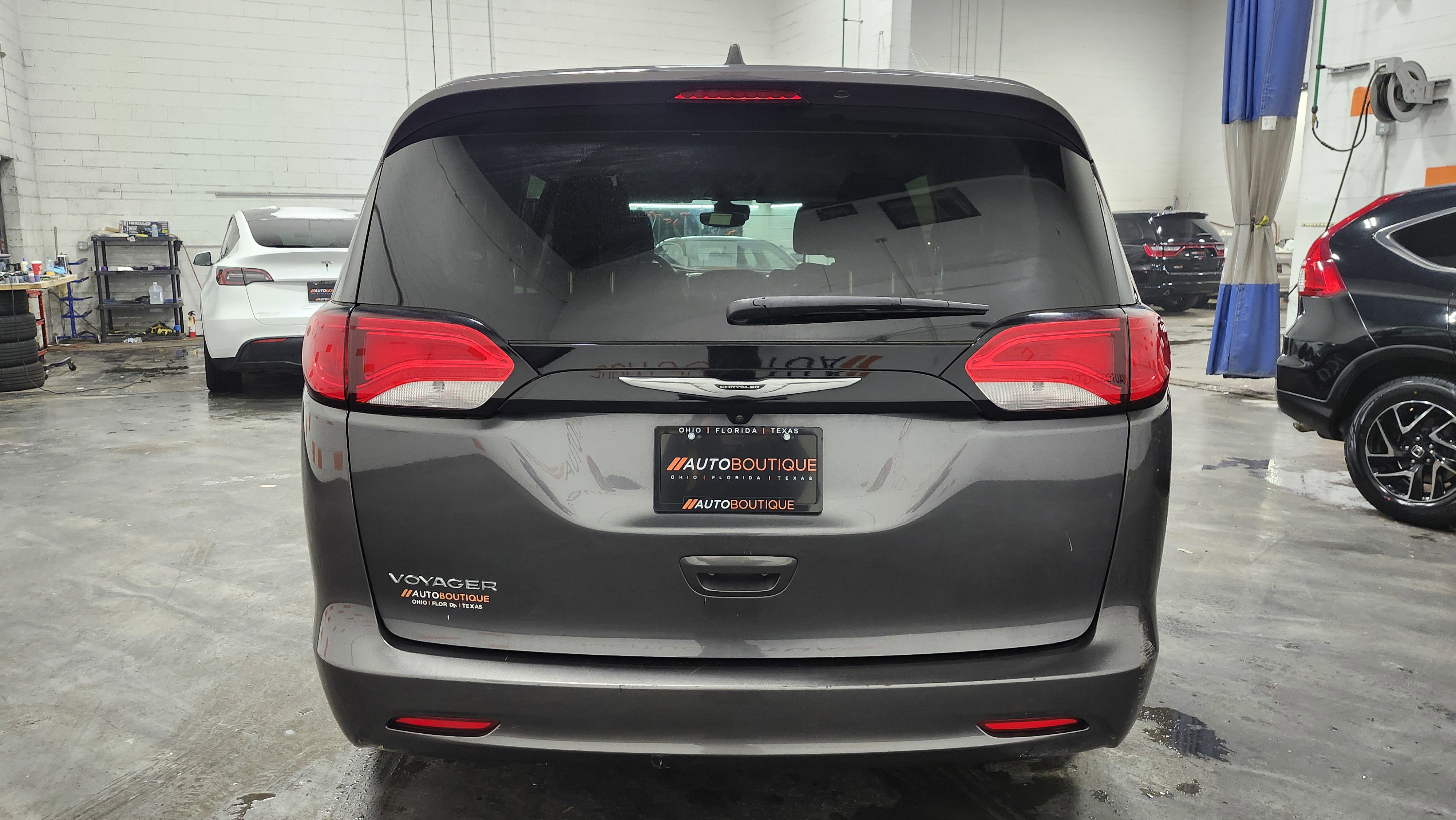 Used 2023 Chrysler Voyager LX image 15