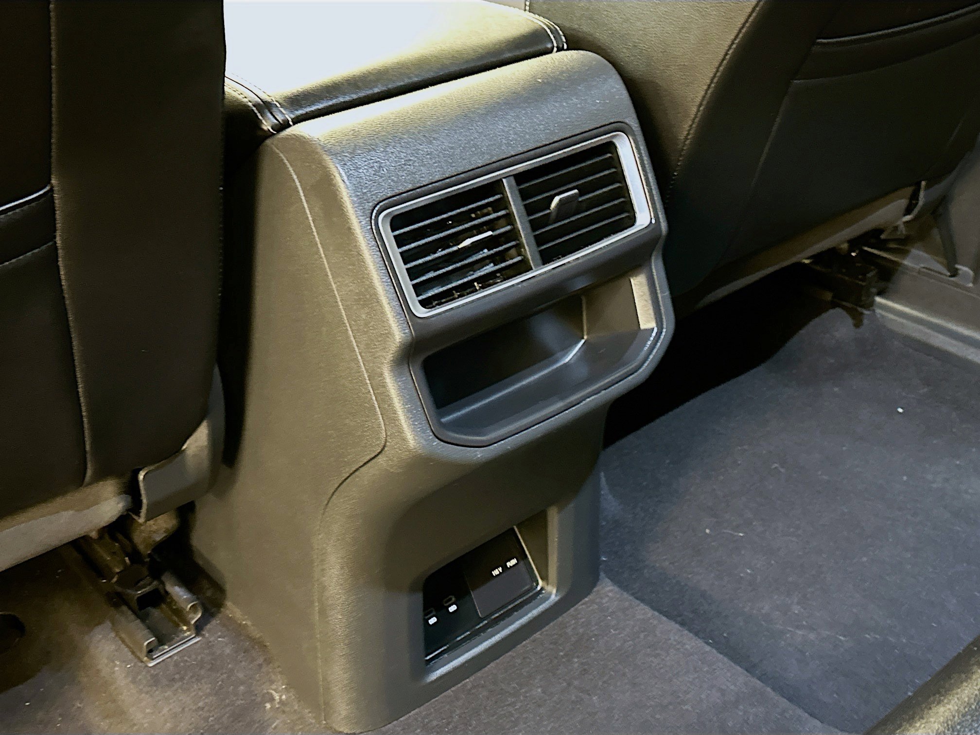 Used 2024 Volkswagen Atlas Cross Sport SE image 28