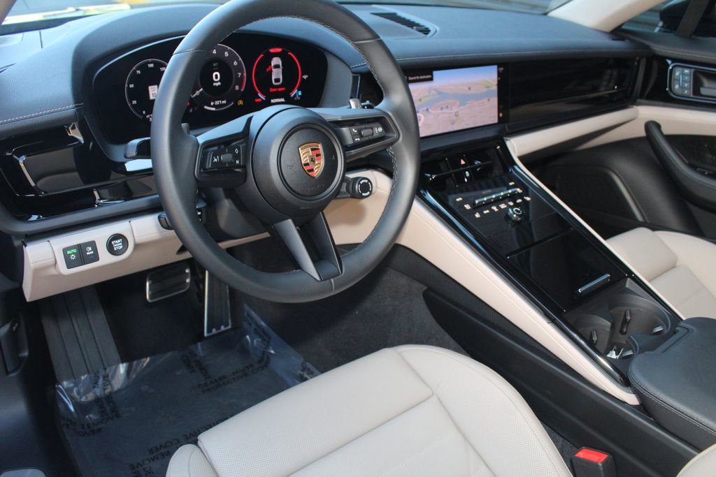 Certified 2025 Porsche Panamera 4 image 4