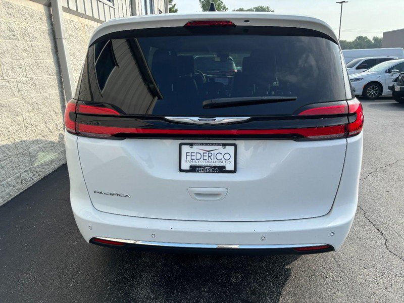 Used 2024 Chrysler Pacifica Touring-L FWD image 4