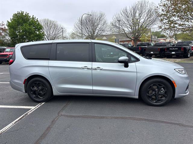 Used 2023 Chrysler Pacifica Touring-L w/ S Appearance Package FWD image 2
