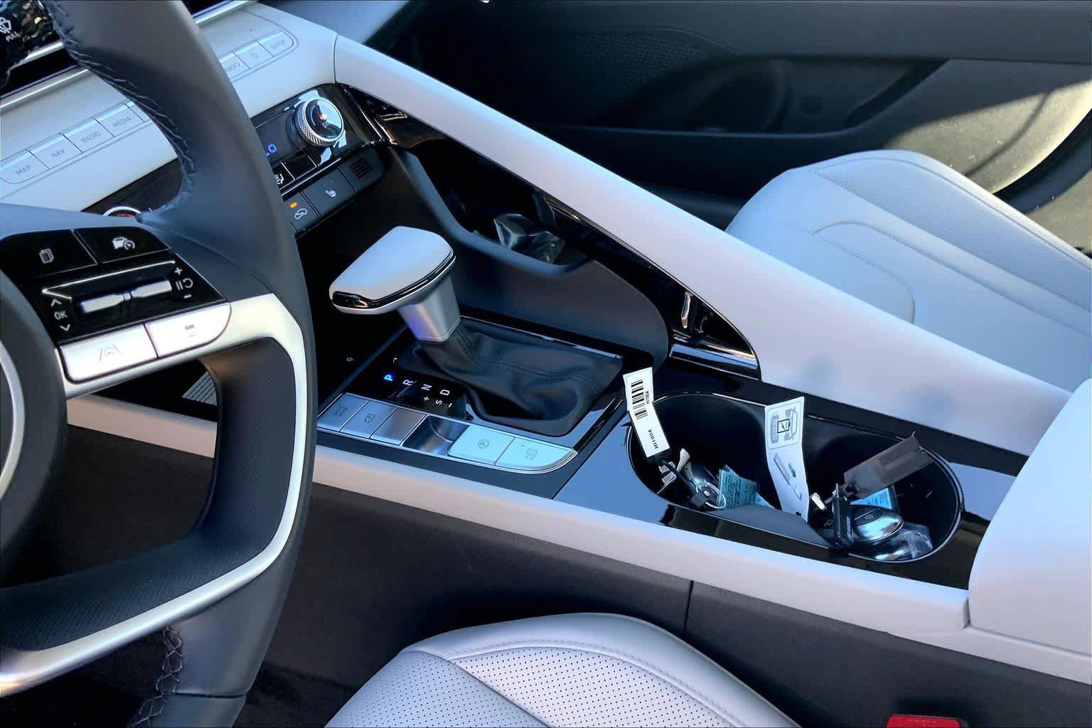 New 2026 Hyundai Elantra Limited FWD image 8