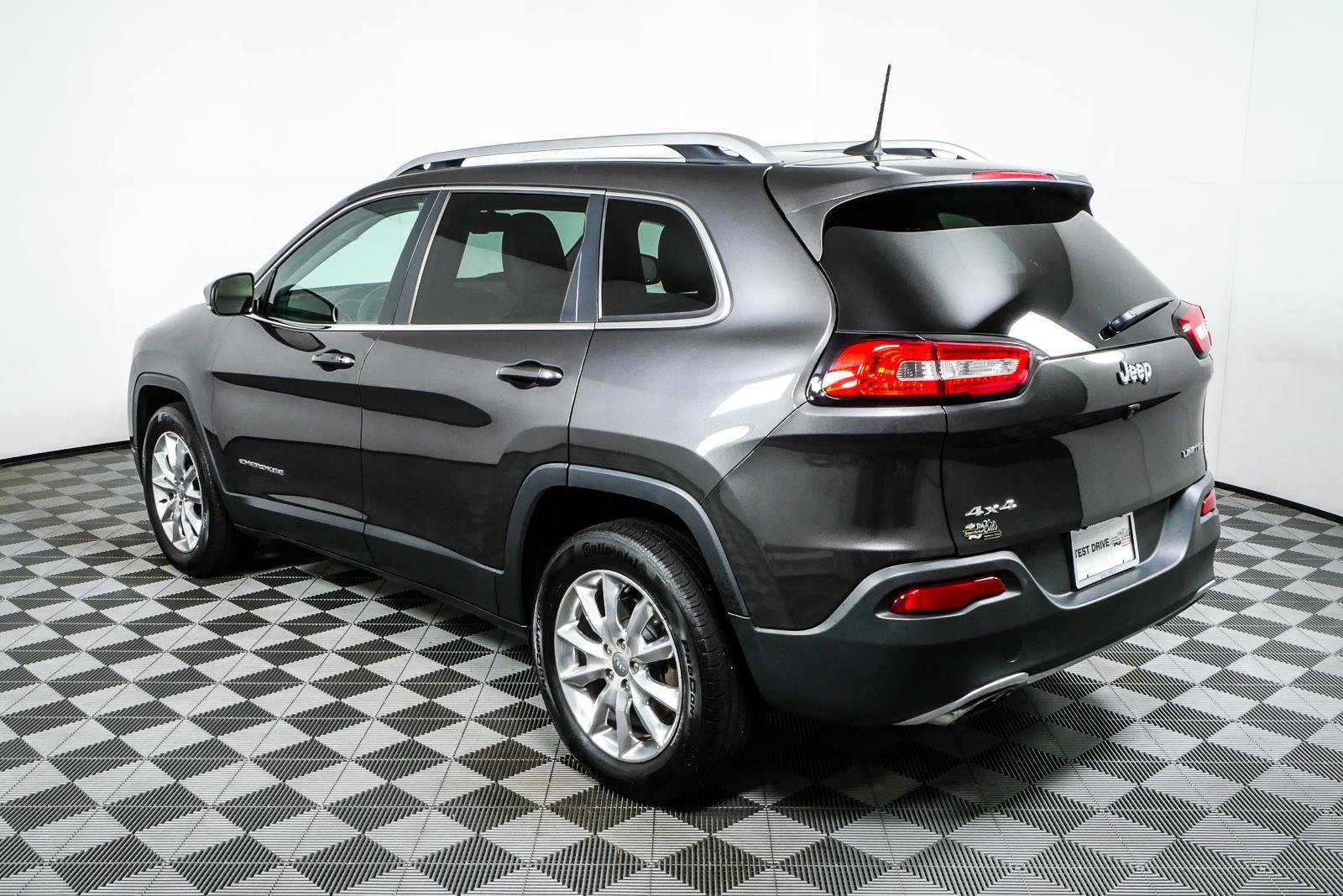 Used 2016 Jeep Cherokee Limited AWD/4WD image 28