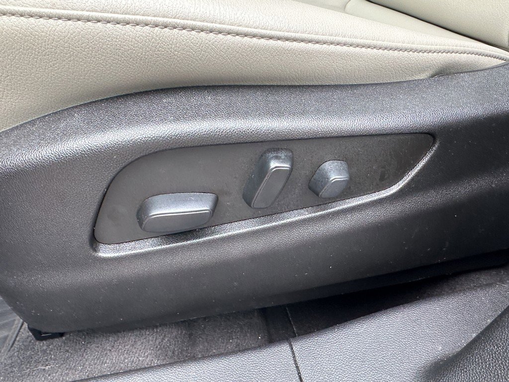 Certified 2023 Cadillac XT4 Luxury w/ Cold Weather Package image 17