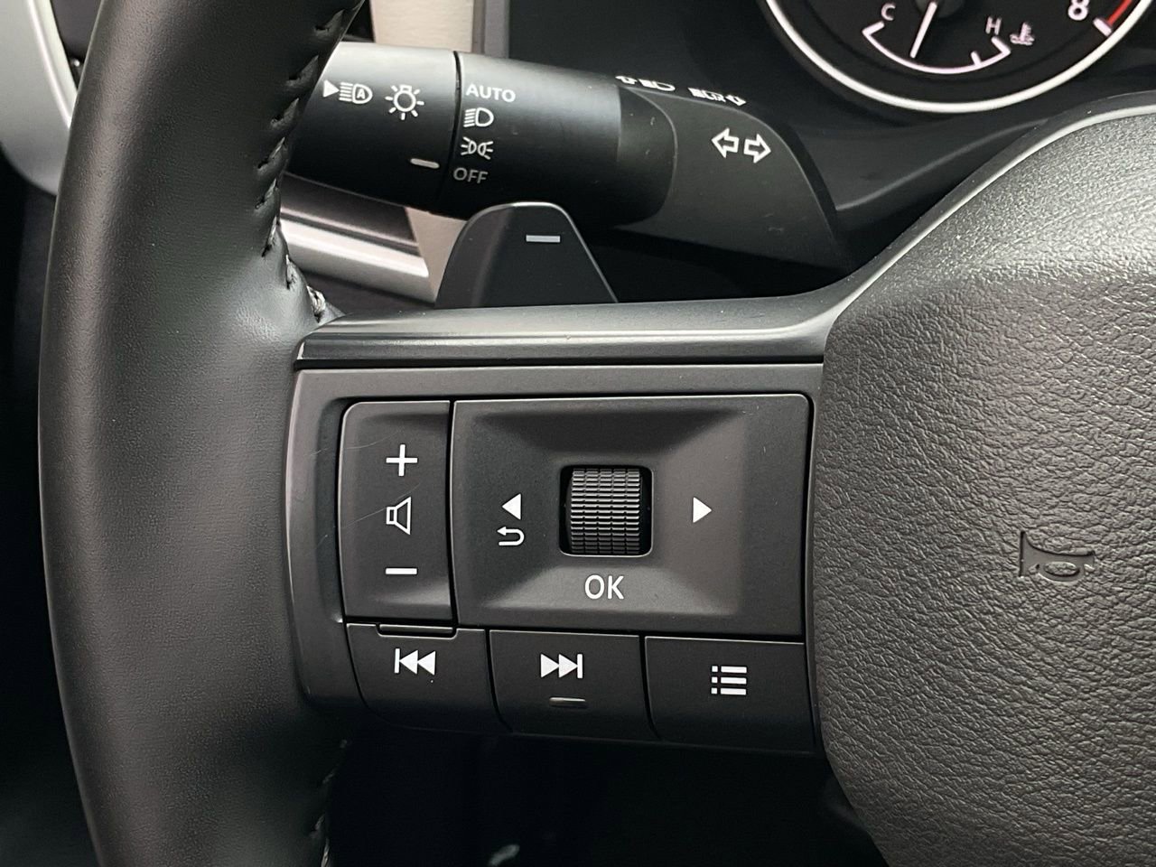 Used 2025 Nissan Rogue SV FWD image 23