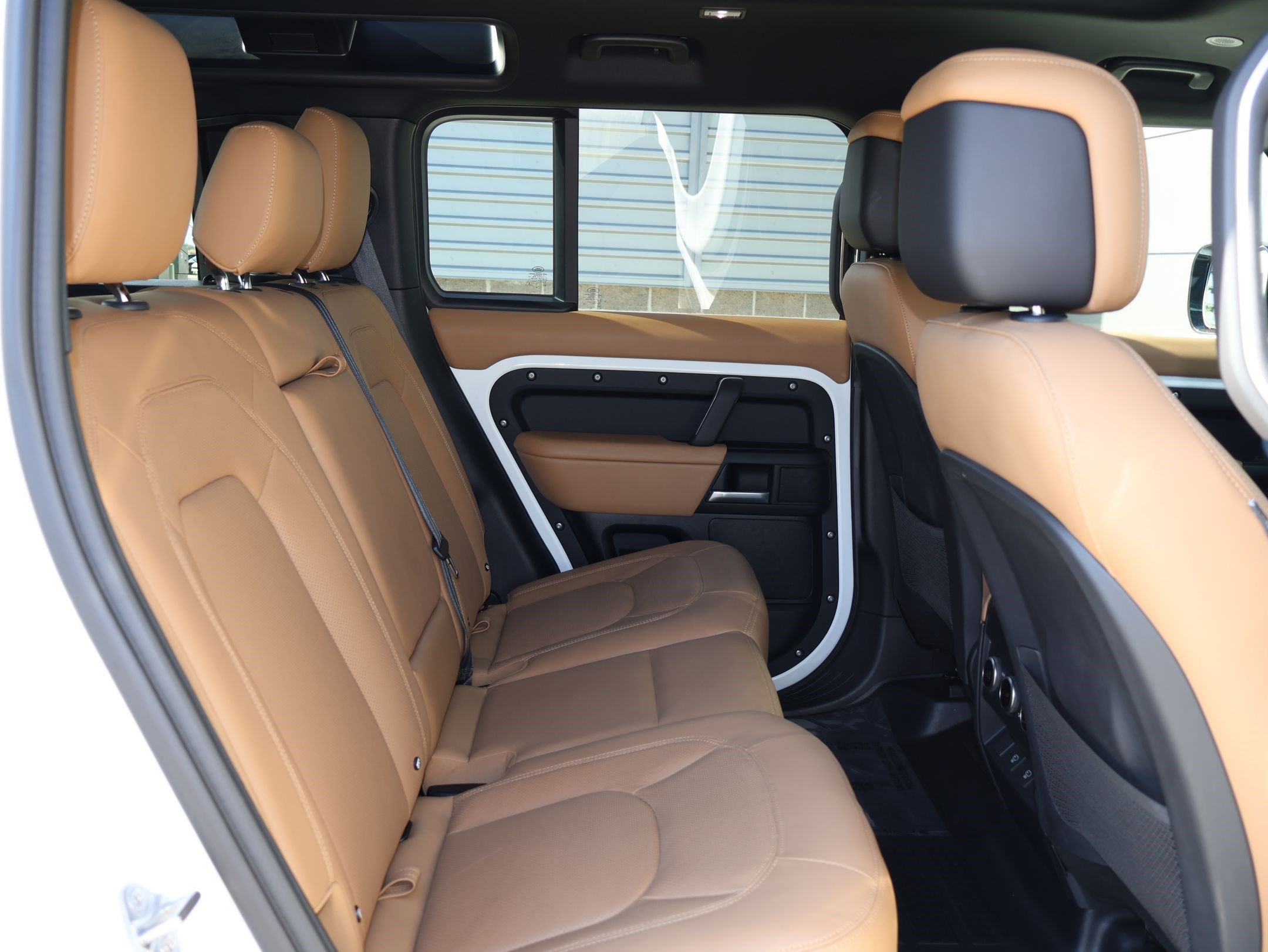 Certified 2025 Land Rover Defender 110 X-Dynamic SE AWD/4WD image 28