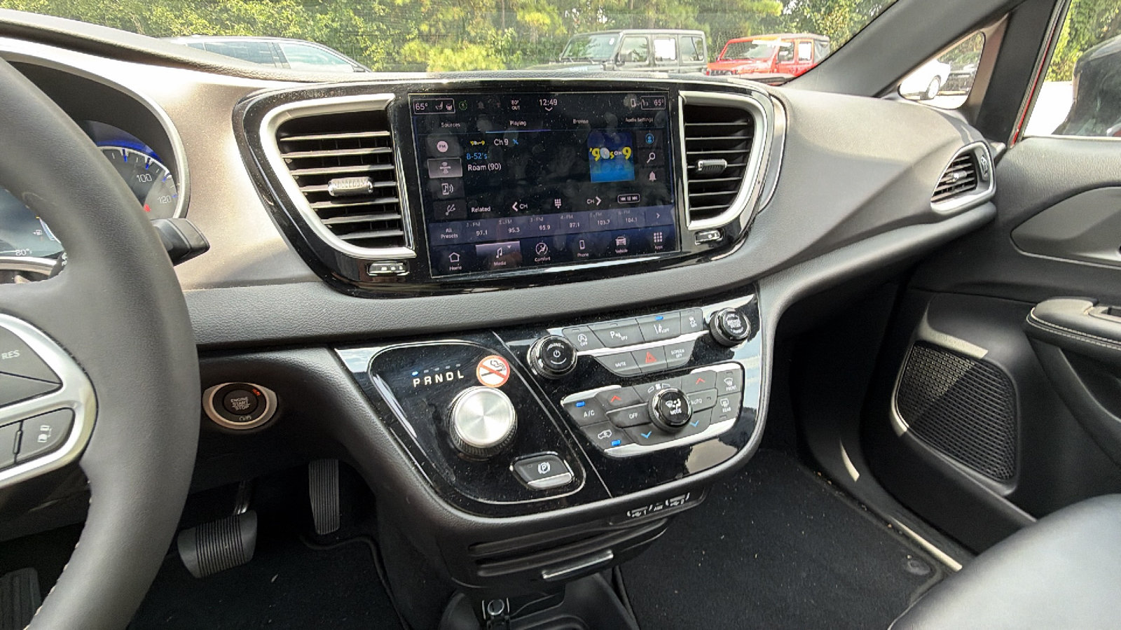 Used 2025 Chrysler Pacifica Select FWD image 31